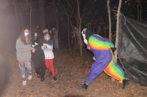 clown-scaring-visitors-outside-haunted-house