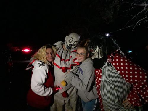 creepy-clowns-posing-with-visitors-1
