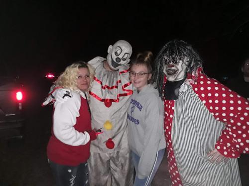 creepy-clowns-posing-with-visitors