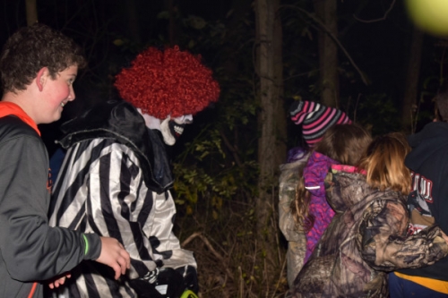 killer-clown-sneaking-up