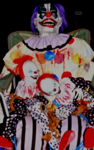 laughing-clown-with-scary-little-clowns