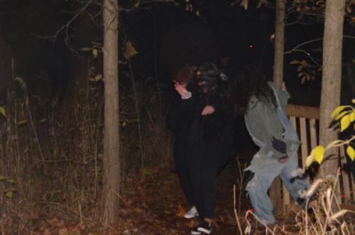 monsters-scaring-people-on-haunted-trail-2