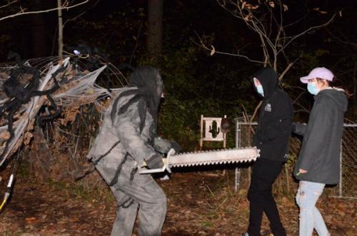 monsters-scaring-people-on-haunted-trail-3