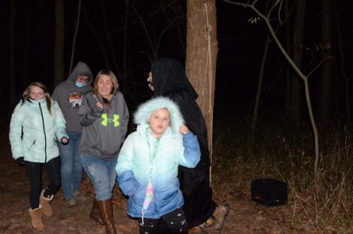 monsters-scaring-people-on-haunted-trail-5