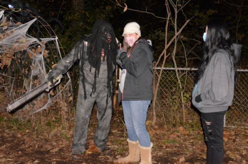 monsters-scaring-people-on-haunted-trail-9
