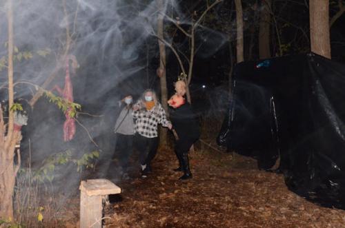scared-visitors-on-haunted-trail-3