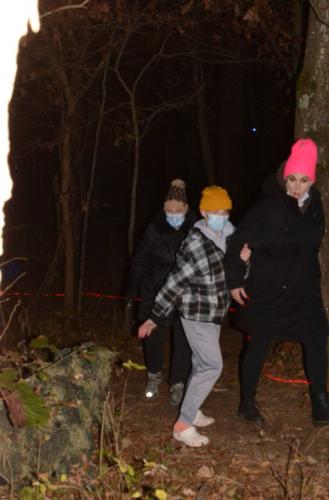 scared-visitors-on-haunted-trail-5