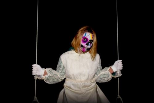 swinging-dead-girl-2